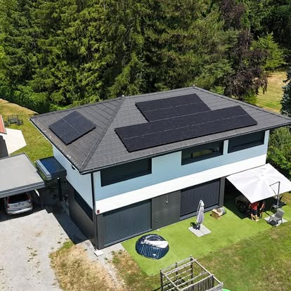 Illustration d'un devis d'installation photovoltaïque avec calculatrice et maison solaire