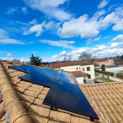 Illustration de panneaux photovoltaïques posés sur le toit d'une maison individuelle