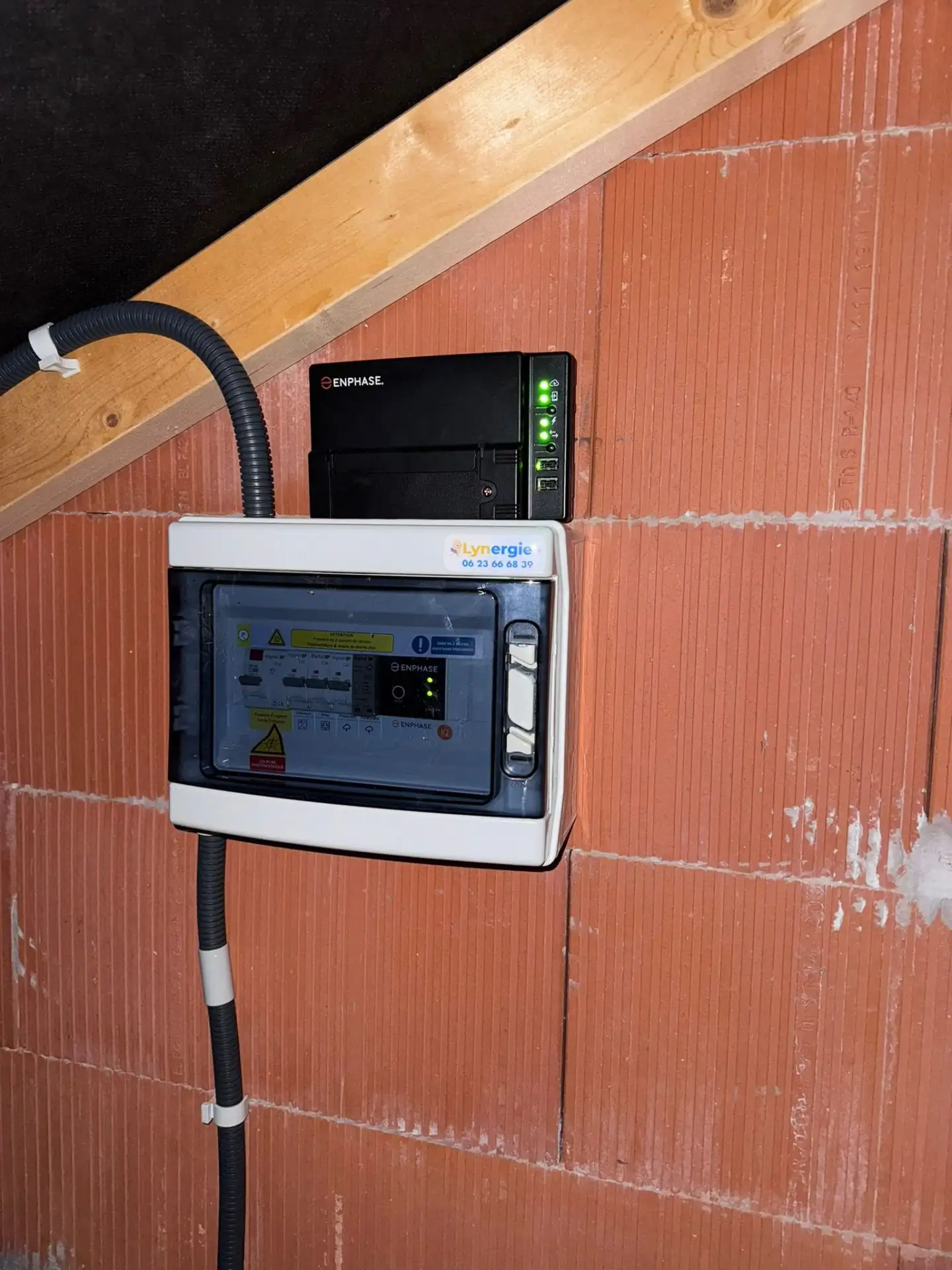 Coffret électrique Enphase posé par Lynergie