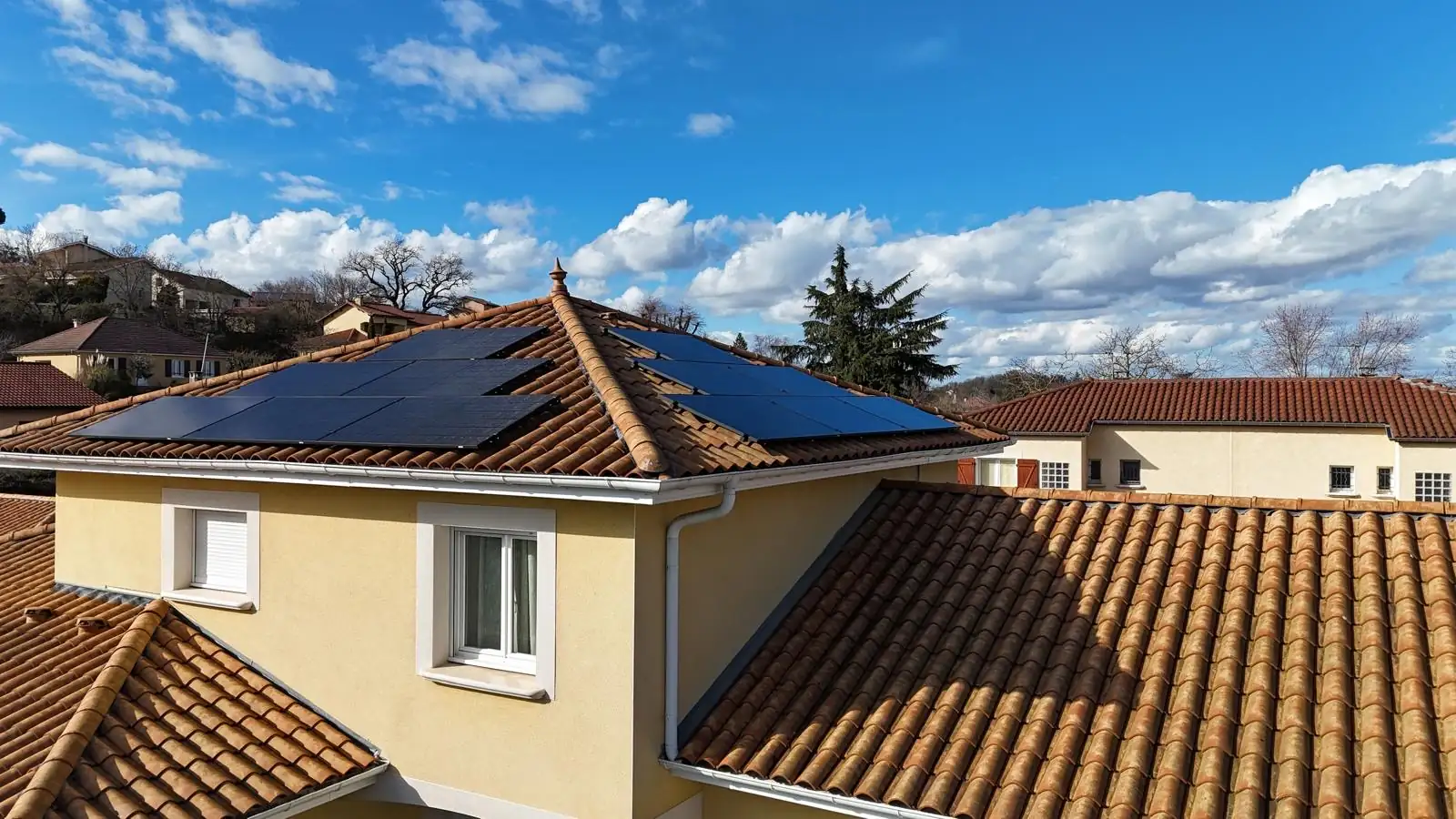Toiture équipée de panneaux solaires Lynergie